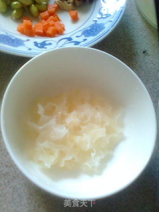 香菇银耳毛豆米的做法步骤：3