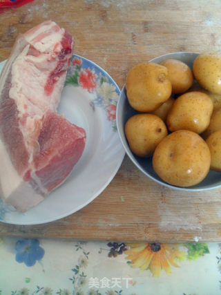 红烧肉土豆拌饭的做法步骤：1
