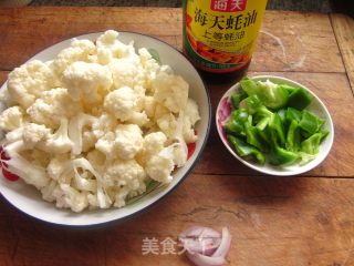 蚝油青椒炒花菜的做法步骤：1