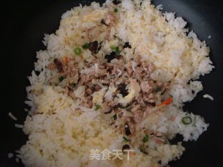 剩料巧做“芝士焗海鲜炒饭”的做法步骤：6