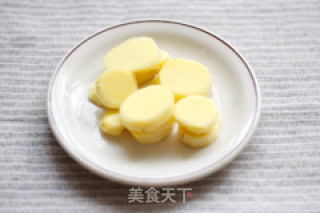 甜玉米猪手汤 舌尖上的诱惑的做法步骤：1
