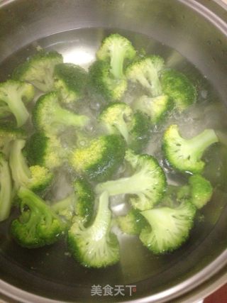 西兰花畔虾的做法步骤：2