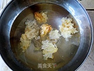 香蕉百合银耳羹的做法步骤：2