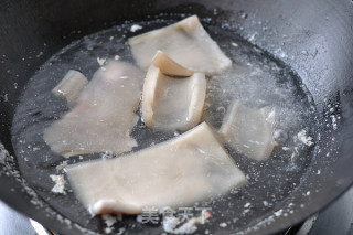 小炒肉皮的做法步骤：2