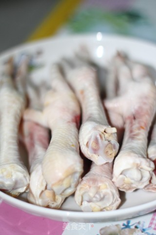 解馋小零食：泡椒凤爪的做法步骤：1