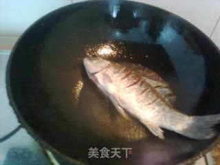 葱烧鲫鱼的做法步骤：2