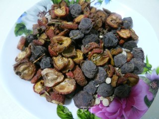 自己做夏季清凉解暑饮品——酸梅汤的做法步骤：1