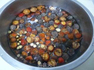 自己做夏季清凉解暑饮品——酸梅汤的做法步骤：2