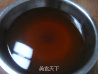 自己做夏季清凉解暑饮品——酸梅汤的做法步骤：4