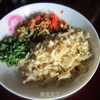 咸菜蛋丁的做法步骤：2