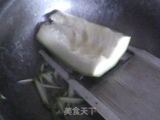 虾皮角瓜鸡蛋饼的做法步骤：2
