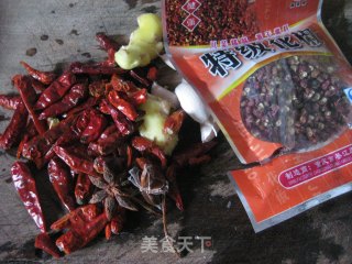 夏季凉拌必不可少的万能辣椒油的做法步骤：1