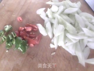 老黄瓜炒土豆片的做法步骤：4