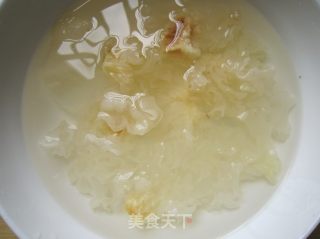 银耳百合莲子羹的做法步骤：2