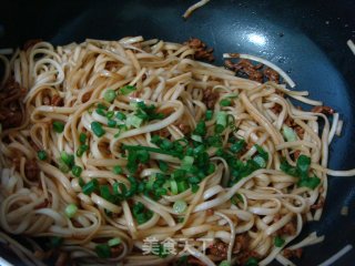 简单易做的“腐乳肉丝炒面”的做法步骤：11