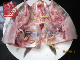 剁椒鱼头的做法步骤：2