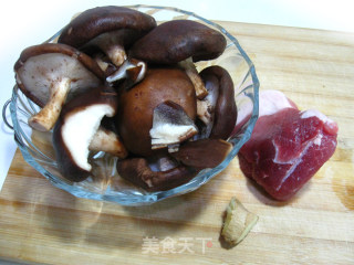 香菇肉丁的做法步骤：1