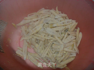 苦笋炒肉的做法步骤：1