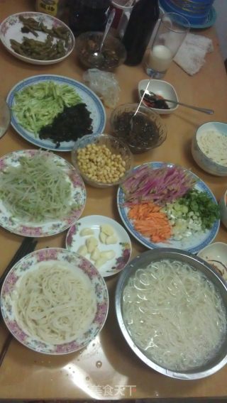 老北京炸酱面的做法步骤：1
