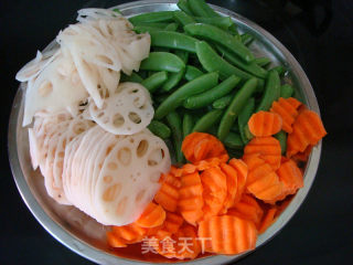 家庭清爽小炒“莲藕蜜豆”的做法步骤：2