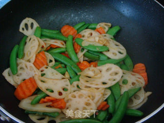 家庭清爽小炒“莲藕蜜豆”的做法步骤：6