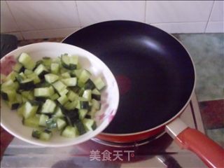 牛肉干炒黄瓜的做法步骤：5