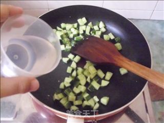 牛肉干炒黄瓜的做法步骤：6