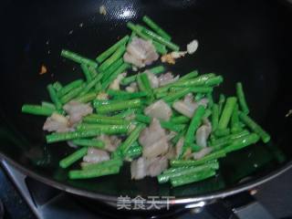 咸肉炒豆角的做法步骤：4