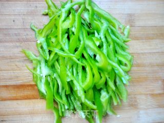 简单快速的美味家常小炒之------青椒炒肉丝的做法步骤：2