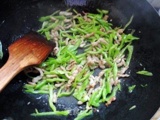 简单快速的美味家常小炒之------青椒炒肉丝的做法步骤：8