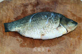 葱烤河鲫鱼的做法步骤：1