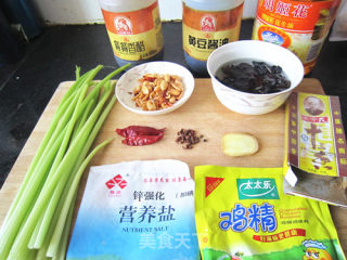 芹菜木耳的做法步骤：1