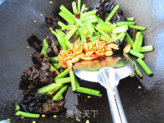 芹菜木耳的做法步骤：6