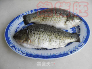 富贵鲫鱼的做法步骤：1