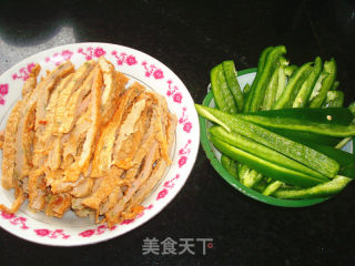 青椒炒香鱼片的做法步骤：2
