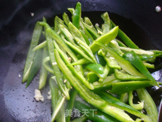 青椒炒香鱼片的做法步骤：4