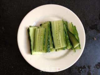 清脂降压美味菜——黄瓜炒木耳的做法步骤：2