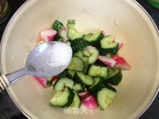 家常凉菜——水萝卜拍黄瓜的做法步骤：3