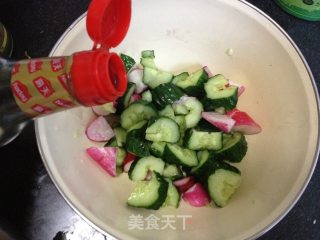 家常凉菜——水萝卜拍黄瓜的做法步骤：5