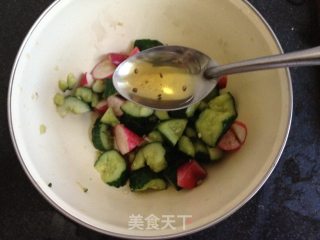 家常凉菜——水萝卜拍黄瓜的做法步骤：6