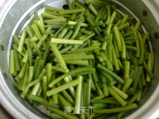 蒜苔炒墨鱼丸的做法步骤：1