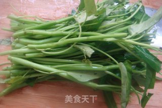 无辣不欢-【尖椒空心菜】的做法步骤：1