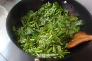 无辣不欢-【尖椒空心菜】的做法步骤：7