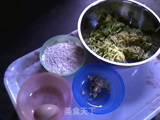 蒜香南瓜丝摊饼&红枣米仁粥的做法步骤：1