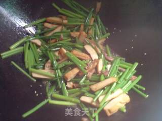 韭苔肉丝香干的做法步骤：9