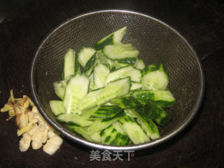 瓜炒牛肉丸的做法步骤：2