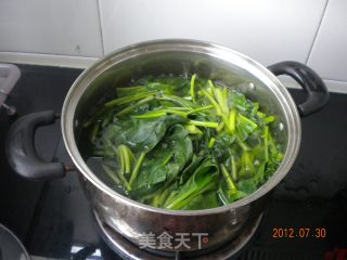 素炒菠菜的做法步骤：1