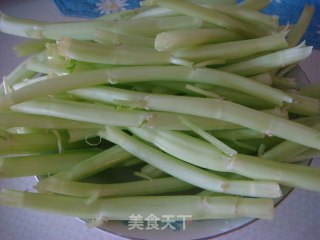 勤俭持家煮妇拿手小菜“酸辣通心菜梗”的做法步骤：1