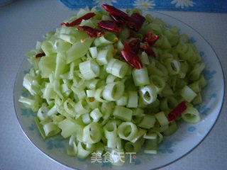 勤俭持家煮妇拿手小菜“酸辣通心菜梗”的做法步骤：2