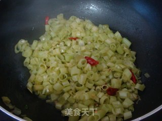 勤俭持家煮妇拿手小菜“酸辣通心菜梗”的做法步骤：4
